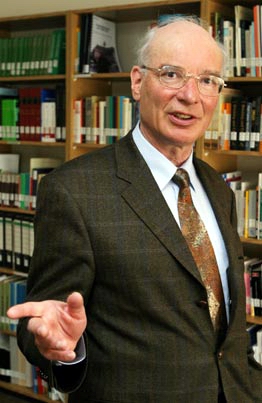 Univ.-Prof. Dr. iur. Arthur Kreuzer